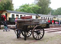 Bahnhof Haaksbergen - am Bahnsteig vor Abfahrt des Zuges (08/2005) Das Ambiente am Bahnsteig erinnert an die Geschichte der Kleinbahnen der Region.    bhf-bahnsteigseite-DSCN4550  Bahnhof Haaksbergen - am Bahnsteig vor Abfahrt des Zuges (08/2005) Das Ambiente am Bahnsteig erinnert an die Geschichte der Kleinbahnen der Region.  --> : Museum Buurtspoorweg, Manfred, Detzner, Speyer