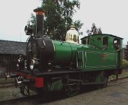 Bahnhof Haaksbergen Bahnsteig - Rangierfahrt zum Personenzug nach Boekelo - Lok No. 7 "KIKKER" (08/2005)  Lokdaten: Typ: SS 657 - Hersteller: Machinefabriek Breda, vorher Backer & Rueb, Breda, Niederlande - Fabrikationsnummer: 170 - Baujahr: 1901 - Gewicht: 33 t - Achsfolge: Bn2t - Höchstgeschwindigkeit: 45 km/h    lok 657-DSCN4570  Bahnhof Haaksbergen Bahnsteig - Rangierfahrt zum Personenzug nach Boekelo - Lok No. 7 "KIKKER" (08/2005)  Lokdaten: Typ: SS 657 - Hersteller: Machinefabriek Breda, vorher Backer & Rueb, Breda, Niederlande - Fabrikationsnummer: 170 - Baujahr: 1901 - Gewicht: 33 t - Achsfolge: Bn2t - Höchstgeschwindigkeit: 45 km/h  --> : Museum Buurtspoorweg, Manfred, Detzner, Speyer