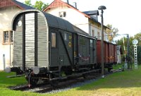 Museumsbahnhof Walthersdorf - Gleisseite: Güterzugbegleitwagen Bauart "Dresden" und gedeckter Güterwagen Gm (09/10 2014)    DSC 0142  Museumsbahnhof Walthersdorf - Gleisseite: Güterzugbegleitwagen Bauart "Dresden" und gedeckter Güterwagen Gm (09/10 2014)  --> : Museumsbahnhof Walthersdorf, Sachsen, Stichbahn, Manfred Detzner, Speyer, Crottendorf