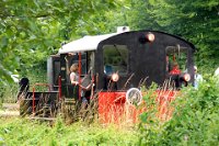 Köf 6152 rangiert im Bf. Dornum (06.2008) Die Lokomotive wurde 1953 bei der damaligen Deutschen Bundesbahn als Neubau in Dienst gestellt, am 1.1.1968 wurde aus der Köf die Baureihe 322 und die Lok erhielt ihre neue Nummer 322 041-5. Am 30.12.1980 wurde sie beim Bahnbetriebswerk Hannover ausser Dienst gestellt und im Jahr 1981 an die Nordferro-Eisenschwammwerke in Emden, für den Einsatz im Werkverschub, verkauft. Nach dem Konkurs des Emder Werkes konnte die MKO die Lok 1989 aus der Konkursmasse erwerben. Die Instandsetzung und Hauptuntersuchung wurden im Bw Emden der DB durchgeführt. Der erste Einsatz auf der Küstenbahn erfolgte zum Ostersonntag 1990. Anschließend erhielt sie ihren schwarzen Anstrich und wurde auf den Namen „Helga“ getauft. Bis zum Jahr 1993 war die Lok alleinige Zuglok des Museumszuges der MKO. Die farbliche Gestaltung wurde vor Juni 2008 überarbeitet.    koef-6152-l-01-DSC 0219  Köf 6152 rangiert im Bf. Dornum (06.2008) Die Lokomotive wurde 1953 bei der damaligen Deutschen Bundesbahn als Neubau in Dienst gestellt, am 1.1.1968 wurde aus der Köf die Baureihe 322 und die Lok erhielt ihre neue Nummer 322 041-5. Am 30.12.1980 wurde sie beim Bahnbetriebswerk Hannover ausser Dienst gestellt und im Jahr 1981 an die Nordferro-Eisenschwammwerke in Emden, für den Einsatz im Werkverschub, verkauft. Nach dem Konkurs des Emder Werkes konnte die MKO die Lok 1989 aus der Konkursmasse erwerben. Die Instandsetzung und Hauptuntersuchung wurden im Bw Emden der DB durchgeführt. Der erste Einsatz auf der Küstenbahn erfolgte zum Ostersonntag 1990. Anschließend erhielt sie ihren schwarzen Anstrich und wurde auf den Namen „Helga“ getauft. Bis zum Jahr 1993 war die Lok alleinige Zuglok des Museumszuges der MKO. Die farbliche Gestaltung wurde vor Juni 2008 überarbeitet.  --> : Museumseisenbahn, Küstenbahn, Ostfriesland, MKO, Dornum, Norden, Manfred, Detzner, Speyer, Diesellok, Köf 6152, BR 322 041-5, 322 041-5