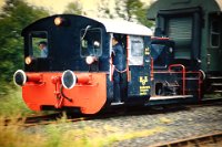 Lok 1 "Helga", wahrscheinlich im Bf. Dornum (Dia, 1992) Die Lokomotive wurde 1953 bei der damaligen Deutschen Bundesbahn als Neubau in Dienst gestellt, am 1.1.1968 wurde aus der Köf die Baureihe 322 und die Lok erhielt ihre neue Nummer 322 041-5. Am 30.12.1980 wurde sie beim Bahnbetriebswerk Hannover außer Dienst gestellt und im Jahr 1981 an die Nordferro-Eisenschwammwerke in Emden, für den Einsatz im Werkverschub, verkauft. Nach dem Konkurs des Emder Werkes konnte die MKO die Lok 1989 aus der Konkursmasse erwerben. Die Instandsetzung und Hauptuntersuchung wurden im Bw Emden der DB durchgeführt. Der erste Einsatz auf der Küstenbahn erfolgte zum Ostersonntag 1990. Anschließend erhielt sie ihren schwarzen Anstrich und wurde auf den Namen „Helga“ getauft. Bis zum Jahr 1993 war die Lok alleinige Zuglok des Museumszuges der MKO.    lok 1 helga 1992  526A5129  Lok 1 "Helga", wahrscheinlich im Bf. Dornum (Dia, 1992) Die Lokomotive wurde 1953 bei der damaligen Deutschen Bundesbahn als Neubau in Dienst gestellt, am 1.1.1968 wurde aus der Köf die Baureihe 322 und die Lok erhielt ihre neue Nummer 322 041-5. Am 30.12.1980 wurde sie beim Bahnbetriebswerk Hannover außer Dienst gestellt und im Jahr 1981 an die Nordferro-Eisenschwammwerke in Emden, für den Einsatz im Werkverschub, verkauft. Nach dem Konkurs des Emder Werkes konnte die MKO die Lok 1989 aus der Konkursmasse erwerben. Die Instandsetzung und Hauptuntersuchung wurden im Bw Emden der DB durchgeführt. Der erste Einsatz auf der Küstenbahn erfolgte zum Ostersonntag 1990. Anschließend erhielt sie ihren schwarzen Anstrich und wurde auf den Namen „Helga“ getauft. Bis zum Jahr 1993 war die Lok alleinige Zuglok des Museumszuges der MKO.  -->