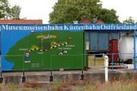 Bf. Norden: Bahnsteig und Wartehäuschen der MKO (06.2008)    museumseisenbahn kuestenbahn ostfriesland-DSC 0394  Bf. Norden: Bahnsteig und Wartehäuschen der MKO (06.2008)  --> : Museumseisenbahn, Küstenbahn, Ostfriesland, MKO, Dornum, Norden, Manfred, Detzner, Speyer, Wartehäschen, Bahnhof, Bhf, Bf, Übersicht, Strecke, Plan