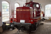 V60 062 im Museum (06.2008) Die Lokomotive wurde in Belgien von „La Brugeoise et Nivelles“ (BN) in Brügge (heute in „Bombardier Transportation“ aufgegangen) als Lizenzbau gefertigt. Insgesamt wurden 69 Lokomotiven in drei Baulosen hergestellt, davon 48 Stück von BN und 21 Stück von „Ateliers Belges Réunies“ (ABR). Im Oktober 2003 konnte die MKO die Lokomotive von der NMBS/SNCB erwerben. Im Januar 2004 wurde die Lok im BW Norden in vielen Teilen an die deutsche V60-Ausführung angepasst. Im März 2009 erfolgte die Hauptuntersuchung durch den Sachverständigen der LEA. Die behördliche Betriebsgenehmigung für die Indienststellung wurde Ende 2009 erteilt. Am 16. Mai 2010 erfolgte im Rahmen einer Gästefahrt von Norden nach Dornum die offizielle Indienststellung. Dabei erhielt die Lok den Namen „Dornum“.    v60-v-01-DSC 0317  V60 062 im Museum (06.2008) Die Lokomotive wurde in Belgien von „La Brugeoise et Nivelles“ (BN) in Brügge (heute in „Bombardier Transportation“ aufgegangen) als Lizenzbau gefertigt. Insgesamt wurden 69 Lokomotiven in drei Baulosen hergestellt, davon 48 Stück von BN und 21 Stück von „Ateliers Belges Réunies“ (ABR). Im Oktober 2003 konnte die MKO die Lokomotive von der NMBS/SNCB erwerben. Im Januar 2004 wurde die Lok im BW Norden in vielen Teilen an die deutsche V60-Ausführung angepasst. Im März 2009 erfolgte die Hauptuntersuchung durch den Sachverständigen der LEA. Die behördliche Betriebsgenehmigung für die Indienststellung wurde Ende 2009 erteilt. Am 16. Mai 2010 erfolgte im Rahmen einer Gästefahrt von Norden nach Dornum die offizielle Indienststellung. Dabei erhielt die Lok den Namen „Dornum“.  --> : Museumseisenbahn, Küstenbahn, Ostfriesland, MKO, Dornum, Norden, Manfred, Detzner, Speyer, Diesellok, V60 062