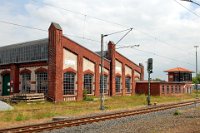 Norden: Eisenbahnmuseum und BW (06.2008) Das Eisenbahnmuseum im und am Lokschuppen in Norden besteht seit 1998 und befindet sich gegenüber des DB Bahnhofes. Das Museum umfaßt eine Ausstellung von historischen Fahrzeugen und Gleisbaugeräten in der großen Lokomotivhalle, eine Sammlung von Eisenbahnobjekten und alten Dokumenten in einem besonderen Ausstellungsraum, das wieder aufgebaute Stellwerk „Norden Mitte“, sowie verschiedene historische technische Anlagen auf dem Freigelände.    bw-norden-DSC 0246  Norden: Eisenbahnmuseum und BW (06.2008) Das Eisenbahnmuseum im und am Lokschuppen in Norden besteht seit 1998 und befindet sich gegenüber des DB Bahnhofes. Das Museum umfaßt eine Ausstellung von historischen Fahrzeugen und Gleisbaugeräten in der großen Lokomotivhalle, eine Sammlung von Eisenbahnobjekten und alten Dokumenten in einem besonderen Ausstellungsraum, das wieder aufgebaute Stellwerk „Norden Mitte“, sowie verschiedene historische technische Anlagen auf dem Freigelände.  --> : Museumseisenbahn, Küstenbahn, Ostfriesland, MKO, Dornum, Norden, Manfred, Detzner, Speyer, Eisenbahnmuseum. BW, Bahnbetriebswerk