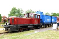 Lok 3 „Norden“, Deutz Typ KS 200 B (06.2008) 1997 erwarb die MKO diese Lokomotive von der Bundeswehr. Sie wurde früher im Rangierdienst im Depot Dietrichsfeld bei Aurich eingesetzt. Nach Stillegung der Strecke Abelitz-Aurich wurde die Lok dort nicht mehr benötigt und sie gelangte zum Verkauf. Die Lok wurde mit eigener Kraft von Aurich nach Norden überführt und war somit das letzte Eisenbahnfahrzeug, das auf der Strecke Abelitz-Aurich verkehrte. In ihrem neuen Heimat-Bw Norden wurde zunächst die fällige Hauptuntersuchung vorgenommen, dabei erhielt die, bis dahin olivgrüne, Lok eine neue rote Lackierung im DB-Stil der 1950er Jahre. Am 3. Januar 1998 wurde die Maschine im Rahmen eines Festaktes im Bahnhof Norden auf den Namen „Norden“ getauft, anschließend erfolgte die offizielle Indienststellung.    deutz-01-DSC 0224  Lok 3 „Norden“, Deutz Typ KS 200 B (06.2008) 1997 erwarb die MKO diese Lokomotive von der Bundeswehr. Sie wurde früher im Rangierdienst im Depot Dietrichsfeld bei Aurich eingesetzt. Nach Stillegung der Strecke Abelitz-Aurich wurde die Lok dort nicht mehr benötigt und sie gelangte zum Verkauf. Die Lok wurde mit eigener Kraft von Aurich nach Norden überführt und war somit das letzte Eisenbahnfahrzeug, das auf der Strecke Abelitz-Aurich verkehrte. In ihrem neuen Heimat-Bw Norden wurde zunächst die fällige Hauptuntersuchung vorgenommen, dabei erhielt die, bis dahin olivgrüne, Lok eine neue rote Lackierung im DB-Stil der 1950er Jahre. Am 3. Januar 1998 wurde die Maschine im Rahmen eines Festaktes im Bahnhof Norden auf den Namen „Norden“ getauft, anschließend erfolgte die offizielle Indienststellung.  --> : Museumseisenbahn, Küstenbahn, Ostfriesland, MKO, Dornum, Norden, Manfred, Detzner, Speyer, Diesellok, Lok 3, Deutz, Typ KS 200 B