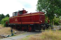 V60 062 rangiert im Bf. Dornum (07.2014) Die Lokomotive wurde in Belgien von „La Brugeoise et Nivelles“ (BN) in Brügge (heute in „Bombardier Transportation“ aufgegangen) als Lizenzbau gefertigt. Insgesamt wurden 69 Lokomotiven in drei Baulosen hergestellt, davon 48 Stück von BN und 21 Stück von „Ateliers Belges Réunies“ (ABR). Im Oktober 2003 konnte die MKO die Lokomotive von der NMBS/SNCB erwerben. Im Januar 2004 wurde die Lok im BW Norden in vielen Teilen an die deutsche V60-Ausführung angepasst. Im März 2009 erfolgte die Hauptuntersuchung durch den Sachverständigen der LEA. Die behördliche Betriebsgenehmigung für die Indienststellung wurde Ende 2009 erteilt. Am 16. Mai 2010 erfolgte im Rahmen einer Gästefahrt von Norden nach Dornum die offizielle Indienststellung. Dabei erhielt die Lok den Namen „Dornum“.    v60 in dornum umsetzend richtung norden DSC 0159  V60 062 rangiert im Bf. Dornum (07.2014) Die Lokomotive wurde in Belgien von „La Brugeoise et Nivelles“ (BN) in Brügge (heute in „Bombardier Transportation“ aufgegangen) als Lizenzbau gefertigt. Insgesamt wurden 69 Lokomotiven in drei Baulosen hergestellt, davon 48 Stück von BN und 21 Stück von „Ateliers Belges Réunies“ (ABR). Im Oktober 2003 konnte die MKO die Lokomotive von der NMBS/SNCB erwerben. Im Januar 2004 wurde die Lok im BW Norden in vielen Teilen an die deutsche V60-Ausführung angepasst. Im März 2009 erfolgte die Hauptuntersuchung durch den Sachverständigen der LEA. Die behördliche Betriebsgenehmigung für die Indienststellung wurde Ende 2009 erteilt. Am 16. Mai 2010 erfolgte im Rahmen einer Gästefahrt von Norden nach Dornum die offizielle Indienststellung. Dabei erhielt die Lok den Namen „Dornum“.  --> : Museumseisenbahn, Küstenbahn, Ostfriesland, MKO, Dornum, Norden, Manfred, Detzner, Speyer, Diesellok, V60 062