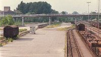 Speyer Hbf: Gleiswaage und Dieseltankstelle (links) und Freiladebereich (rechts) (1980er Jahre)    l-frei2-0.-doppelte größe  Speyer Hbf: Gleiswaage und Dieseltankstelle (links) und Freiladebereich (rechts) (1980er Jahre)  -->