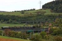 Der "2-Brücken-Blick" oberhalb von Epfenhofen (09/2015)  Auf ihrer Fahrt talwärts zum Endbahnhof Weizen überquert Lok 262 das Kommental, in dem das Dorf Epfenhofen liegt. Gleich nach dem "Kommental-Viadukt" im Vordergrund sieht man den oberhalb des Ortes gelegenen Bahnhof Epfenhofen mit seinen Formsignalen. Im Hintergrund befindet sich das Biesenbach-Viadukt.    2 bruecken mit zug - 526A1102  Der "2-Brücken-Blick" oberhalb von Epfenhofen (09/2015)  Auf ihrer Fahrt talwärts zum Endbahnhof Weizen überquert Lok 262 das Kommental, in dem das Dorf Epfenhofen liegt. Gleich nach dem "Kommental-Viadukt" im Vordergrund sieht man den oberhalb des Ortes gelegenen Bahnhof Epfenhofen mit seinen Formsignalen. Im Hintergrund befindet sich das Biesenbach-Viadukt.  --> : Wutachtalbahn, Sauschwänzelbahn, Sauschwänzlesbahn, Blumberg-Zollhaus, Weizen, Manfred, Detzner, Speyer, Epfenhofen, 2-Brücken-Blick, Brückenblick, Viadukt, Dampflok, Lok 262