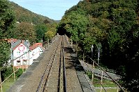 Bad Tönisstein: Fahrt über das 120 m lange Tönissteiner Viadukt bei Bad Tönisstein (119 m ü. NN) - (2002)    viadukt-DSCN1416  Bad Tönisstein: Fahrt über das 120 m lange Tönissteiner Viadukt bei Bad Tönisstein (119 m ü. NN) - (2002)  --> : Brohltalbahn, Brohltal, Eisenbahn, Manfred Detzner, Speyer, Brohl, Lützing, Engeln, Schmalspur, Tönissteiner Viadukt, Bad-Tönisstein
