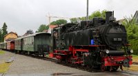 Bahnhof Ochsenhausen - Lok 99 788 kuppelt an an den abfahrbereiten Zug an (06.2016)    99788 kuppelt an 526A0981  Bahnhof Ochsenhausen - Lok 99 788 kuppelt an an den abfahrbereiten Zug an (06.2016)  --> : Öchsle, Museumsschmalspurbahn, Oberschwaben, Ochsenhausen, Warthausen, Manfred Detzner, Speyer, Bahnhof, Bf, Bhf, Dampflok, BR 99 788, 99 788, Berta