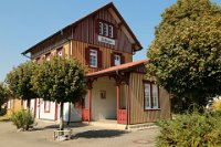 Bahnhof Äpfingen - Gleisseite (09.2016) Der Bahnhof dient betrieblich als regelmäßige Haltestelle.    aepfingen 526A1490  Bahnhof Äpfingen - Gleisseite (09.2016) Der Bahnhof dient betrieblich als regelmäßige Haltestelle.  --> : Öchsle, Museumsschmalspurbahn, Oberschwaben, Ochsenhausen, Warthausen, Manfred Detzner, Speyer, Äpfingen, HP, Haltepunkt, Bahnhof, Bf, Bhf, Empfangsgebäude