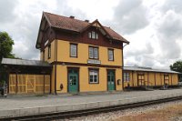 Bahnhof Ochsenhausen - Bahnsteigseite (06.2016)    bhf ochsenhausen 526A0811  Bahnhof Ochsenhausen - Bahnsteigseite (06.2016)  --> : Öchsle, Museumsschmalspurbahn, Oberschwaben, Ochsenhausen, Warthausen, Manfred Detzner, Speyer, Bahnhof, Bf, Bhf, Empfangsgebäude