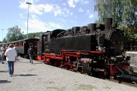 Bahnhof Ochsenhausen - Lok kuppelt an den abfahrbereiten Zug an (2006)    br99788-lfs-schraegvorn-DSCN5451  Bahnhof Ochsenhausen - Lok kuppelt an den abfahrbereiten Zug an (2006)  --> : Öchsle, Museumsschmalspurbahn, Oberschwaben, Ochsenhausen, Warthausen, Manfred Detzner, Speyer, Bahnhof, Bf, Bhf, Dampflok, BR 99 788, 99 788, Berta