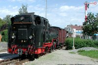 Bahnhof Ochsenhausen - Lok 99 788 Einfahrt (2006)  Lokdaten 99 788;  Bauart: 1’E1’h2t - Typ: VII k - Hersteller: LKM/Babelsberg - Baujahr: 1957 - Fabriknummer: 1302029 - Zustand: betriebsfähig - Leistung: ca. 600 PS - Gewicht: 51,9 t - Brennstoffvorrat: 3,6 t Kohle / 5,8 m3 Wasser - Öchsle-Betrieb: seit 2003 - Besitzer: Öchsle-Bahn AG seit 2001  Der Loktyp VIIk wurde erstmals 1928 gefertigt.  Bis zu ihrem Wechsel zum Öchsle war die Lok auf verschiedenen Strecken in Sachsen im Regeleinsatz, zuletzt zwischen Radebeul und Radeburg.    br99788-rueck-einfahrt-DSCN5447  Bahnhof Ochsenhausen - Lok 99 788 Einfahrt (2006)  Lokdaten 99 788;  Bauart: 1’E1’h2t - Typ: VII k - Hersteller: LKM/Babelsberg - Baujahr: 1957 - Fabriknummer: 1302029 - Zustand: betriebsfähig - Leistung: ca. 600 PS - Gewicht: 51,9 t - Brennstoffvorrat: 3,6 t Kohle / 5,8 m3 Wasser - Öchsle-Betrieb: seit 2003 - Besitzer: Öchsle-Bahn AG seit 2001  Der Loktyp VIIk wurde erstmals 1928 gefertigt.  Bis zu ihrem Wechsel zum Öchsle war die Lok auf verschiedenen Strecken in Sachsen im Regeleinsatz, zuletzt zwischen Radebeul und Radeburg.  --> : Öchsle, Museumsschmalspurbahn, Oberschwaben, Ochsenhausen, Warthausen, Manfred Detzner, Speyer, Bahnhof, Bf, Bhf, Bahnübergang, Dampflok, BR 99 788, 99 788, Berta