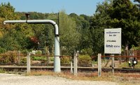 Endbahnhof Warthausen - alter Wasserkran und Begrüßungsschild (09.2016) Der Wasserkran ist nicht mehr in Betrieb.    warthausen wasserkran 526A1538  Endbahnhof Warthausen - alter Wasserkran und Begrüßungsschild (09.2016) Der Wasserkran ist nicht mehr in Betrieb.  --> : Öchsle, Museumsschmalspurbahn, Oberschwaben, Ochsenhausen, Warthausen, Manfred Detzner, Speyer, Bahnhof, Bf, Bhf, Wasserkran