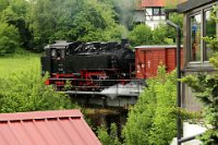 Lok 99 788 auf der Brücke in Wennedach in der Nähe des alten Bahnwärterhauses (06.2016)    99788 wennedach bruecke 526A1059  Lok 99 788 auf der Brücke in Wennedach in der Nähe des alten Bahnwärterhauses (06.2016)  --> : Öchsle, Museumsschmalspurbahn, Oberschwaben, Ochsenhausen, Warthausen, Manfred Detzner, Speyer, kurz vor, Wennedach, Strecke, Dampflok, BR 99 788, 99 788, Berta, Brücke