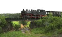 Lok 99 788 auf der Brücke in Wennedach in der Nähe des alten Bahnwärterhauses (06.2016)    99788 wennedach bruecke 526A1223  Lok 99 788 auf der Brücke in Wennedach in der Nähe des alten Bahnwärterhauses (06.2016)  --> : Öchsle, Museumsschmalspurbahn, Oberschwaben, Ochsenhausen, Warthausen, Manfred Detzner, Speyer, kurz vor, Wennedach, Strecke, Dampflok, BR 99 788, 99 788, Berta, Brücke