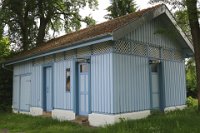 Bahnhof Maselheim - Toilettenhaus - Straßenseite (06.2016)    bhf maselheim toiletten 526A0896  Bahnhof Maselheim - Toilettenhaus - Straßenseite (06.2016)  --> : Öchsle, Museumsschmalspurbahn, Oberschwaben, Ochsenhausen, Warthausen, Manfred Detzner, Speyer, Maselheim, Bahnhof, Bf, Bhf, Empfangsgebäude, Toielette