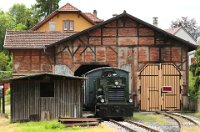 Bahnhof Ochsenhausen - V15 908 vor dem Schuppen (06.2016)  Lokdaten V 15 908:   Bauart: C dh - Hersteller: Gmeinder/Mosbach - Baujahr: 1946 - Fabriknummer: 4227 - Zustand: betriebsfähig    lokschuppen 526A0854  Bahnhof Ochsenhausen - V15 908 vor dem Schuppen (06.2016)  Lokdaten V 15 908:   Bauart: C dh - Hersteller: Gmeinder/Mosbach - Baujahr: 1946 - Fabriknummer: 4227 - Zustand: betriebsfähig  --> : Öchsle, Museumsschmalspurbahn, Oberschwaben, Ochsenhausen, Warthausen, Manfred Detzner, Speyer, Bahnhof, Bf, Bhf, Lokschuppen, Diesellokomotive, V15 908