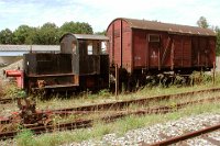 Bahnhof Ochsenhausen - Kö 0262 und aufgeschemelter G-Wagen in Regelspur (2006)            Lokdaten: Nummer: Kö 0262 - Bauart: B - Hersteller: Gmeinder/Mosbach - Baujahr: 1936 - Fabriknummer: 1623 - Zustand: abgestellt    schrott-DSCN5508  Bahnhof Ochsenhausen - Kö 0262 und aufgeschemelter G-Wagen in Regelspur (2006)            Lokdaten: Nummer: Kö 0262 - Bauart: B - Hersteller: Gmeinder/Mosbach - Baujahr: 1936 - Fabriknummer: 1623 - Zustand: abgestellt  --> : Öchsle, Museumsschmalspurbahn, Oberschwaben, Ochsenhausen, Warthausen, Manfred Detzner, Speyer, Diesellokomotive, Kö 0262, Bauart B, Gmeinder, Mosbach