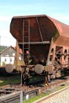 Bf Cranzahl: Rollbockgrube (09/10 2014) Der Güterwagen (Regelspur) steht bereit, um auf den in der "Rollbockgrube" tiefer stehenden Rollwagen (Schmalspur) aufgeladen zu werden. 1899 wurde der Rollbockverkehr aufgenommen; dieser wurde allerdings schon 1906 durch Rollwagenverkehr ersetzt.    DSC 0031  Bf Cranzahl: Rollbockgrube (09/10 2014) Der Güterwagen (Regelspur) steht bereit, um auf den in der "Rollbockgrube" tiefer stehenden Rollwagen (Schmalspur) aufgeladen zu werden. 1899 wurde der Rollbockverkehr aufgenommen; dieser wurde allerdings schon 1906 durch Rollwagenverkehr ersetzt.  --> : Fichtelbergbahn, Cranzahl, Oberwiesenthal, Manfred Detzner, Speyer, Bf, Bahnhof, Schmalspur, Normalspur, Regelspur, Rollbockgrube, Rollwagen