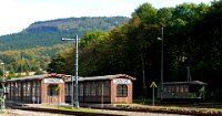 Bf Cranzahl: Überdachte Treppenaufstiege zu den Bahnsteigen (09/10 2014) Links vorne: Bahnsteig 2 (nur für die Regelspur) - rechts hinten: Bahnsteig 1 (für Regelspur und Schmalspur)    DSC 0054  Bf Cranzahl: Überdachte Treppenaufstiege zu den Bahnsteigen (09/10 2014) Links vorne: Bahnsteig 2 (nur für die Regelspur) - rechts hinten: Bahnsteig 1 (für Regelspur und Schmalspur)  --> : Fichtelbergbahn, Cranzahl, Oberwiesenthal, Manfred Detzner, Speyer, Bf, Bahnhof, Schmalspur, Regelspur, Normalspur, Treppenaufstiege, Bahnsteige