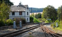 Bf Cranzahl: Ausfahrtsgleise Schmalspur (09/10 2014) In einer engen Linkskurve schwenkt die Schmalspurtrasse in Richtung Endbahnhof Oberwiesenthal. Die Regelspurtrasse beschreibt hingegen einen Rechtsbogen in Richtung Chemnitz.  Die kreuzenden Schmalspurgleise führen u.a. zur Rollbockgrube und zur Verladerampe für Schmalspurfahrzeuge auf Regelspurwagen.    DSC 0055  Bf Cranzahl: Ausfahrtsgleise Schmalspur (09/10 2014) In einer engen Linkskurve schwenkt die Schmalspurtrasse in Richtung Endbahnhof Oberwiesenthal. Die Regelspurtrasse beschreibt hingegen einen Rechtsbogen in Richtung Chemnitz.  Die kreuzenden Schmalspurgleise führen u.a. zur Rollbockgrube und zur Verladerampe für Schmalspurfahrzeuge auf Regelspurwagen.  --> : Fichtelbergbahn, Cranzahl, Oberwiesenthal, Manfred Detzner, Speyer, Bf, Bahnhof, Schmalspur, Normalspur, Regelspur, Kreuzung