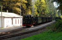 Bf Niederschlag: Zugkreuzunmg (09/10 2014) Die zuletzt angekommene 99 1785-7 verlässt als erste Maschine wieder den Bahnhof.    DSC 0181  Bf Niederschlag: Zugkreuzunmg (09/10 2014) Die zuletzt angekommene 99 1785-7 verlässt als erste Maschine wieder den Bahnhof.  --> : Fichtelbergbahn, Cranzahl, Oberwiesenthal, Manfred Detzner, Speyer, Bf, Bahnhof, Niederschlag, Zugkreuzung, BR 99 1773-3, 99 1773-3, BR 99 1785-7, 99 1785-7