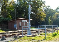 Bf Kretscham-Rothensehma: Gleisseite und Wasserkran (09/10 2014) Der Wasserkran zeugt von der einstmals größeren Bedeutung des Bahnhofs.    DSC 0189  Bf Kretscham-Rothensehma: Gleisseite und Wasserkran (09/10 2014) Der Wasserkran zeugt von der einstmals größeren Bedeutung des Bahnhofs.  --> : Fichtelbergbahn, Cranzahl, Oberwiesenthal, Manfred Detzner, Speyer, Bf, Bahnhof, Kretscham Rothensehma, Wasserkran