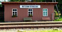 Bf Kretscham-Rothensehma: Gleisseite - 792 m ü. NN (09/10 2014) Der Bahnhof liegt etwa in der Mitte der Strecke. Der Ortsname leitet sich vom slawischen Kretscham (= Schänke) und der von Roteisenstein rot gefärben Sehma ab.    DSC 0190  Bf Kretscham-Rothensehma: Gleisseite - 792 m ü. NN (09/10 2014) Der Bahnhof liegt etwa in der Mitte der Strecke. Der Ortsname leitet sich vom slawischen Kretscham (= Schänke) und der von Roteisenstein rot gefärben Sehma ab.  --> : Fichtelbergbahn, Cranzahl, Oberwiesenthal, Manfred Detzner, Speyer, Bf, Bahnhof, Kretscham Rothensehma