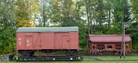 Bf Cranzahl: Abstellgruppe südlich von Bahnsteig 1 (09/10 2014) links: auf Rollwagen verladener geschlossener Güterwagen der ehem. DR - rechts: abgestellter regelspuriger Schüttgutwagen    DSC 0224  Bf Cranzahl: Abstellgruppe südlich von Bahnsteig 1 (09/10 2014) links: auf Rollwagen verladener geschlossener Güterwagen der ehem. DR - rechts: abgestellter regelspuriger Schüttgutwagen  --> : Fichtelbergbahn, Cranzahl, Oberwiesenthal, Manfred Detzner, Speyer, Bf, Bahnhof, Schmalspur, Regelspur, Normalspur, Bahnsteig 1, abgestellte Wagen, Rollwagen