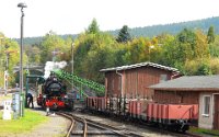 Bf Cranzahl: Betriebswerk der Schmalspurbahn (09/10 2014) BR 99 1785-7 ergänzt ihre Kohle- und Wasservorräte.    DSC 0244  Bf Cranzahl: Betriebswerk der Schmalspurbahn (09/10 2014) BR 99 1785-7 ergänzt ihre Kohle- und Wasservorräte.  --> : Fichtelbergbahn, Cranzahl, Oberwiesenthal, Manfred Detzner, Speyer, Bf, Bahnhof, Schmalspur, BW, Bahnbetriebswerk, BR 99 1785-7, 99 1785