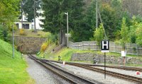 Bf Kurort Oberwiesenthal - Streckenende (09/10 2014) Der Bahnhof ist ein Kopfbahnhof, die Strecke endet hier - und damit auch dieser Bilderbogen von der Fichtelbergbahn.    DSC 0324  Bf Kurort Oberwiesenthal - Streckenende (09/10 2014) Der Bahnhof ist ein Kopfbahnhof, die Strecke endet hier - und damit auch dieser Bilderbogen von der Fichtelbergbahn.  --> : Fichtelbergbahn, Cranzahl, Oberwiesenthal, Manfred Detzner, Speyer, Bf, Bahnhof, Empfangsgebäude, Kurort Oberwiesenthal, Streckenende, Kopfbahnhof, Prellbock