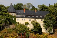 Stiege: Das Schloss gehört zu den wenigen erhaltenen Bauwerken des frühen Hochmittelalters und wurde vermutlich als Jagdschloss oder auch als Rastplatz für Harzdurchquerungen während der Herrschaftszeit Heinrich I. um 919 erbaut. Später wurde es im Besitz der Grafen von Blankenburg-Reinstein zur gräflichen Residenz und Herrensitz umgebaut, befestigt und erweitert. (2018-08-24)    526A3425  Stiege: Das Schloss gehört zu den wenigen erhaltenen Bauwerken des frühen Hochmittelalters und wurde vermutlich als Jagdschloss oder auch als Rastplatz für Harzdurchquerungen während der Herrschaftszeit Heinrich I. um 919 erbaut. Später wurde es im Besitz der Grafen von Blankenburg-Reinstein zur gräflichen Residenz und Herrensitz umgebaut, befestigt und erweitert. (2018-08-24)  -->