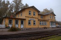 Hasselfelde - Gleisseite (2006)    hasselfelde-empfangsgebaeude-bahnsteigseite-02  Hasselfelde - Gleisseite (2006)  --> : Harzer Schmalspurbahnen, HSB, Manfred Detzner, Speyer, Bahnhof, Empfangsgebäude, Bhf, Bf, Hasselfelde