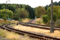 Stiege: östliches Gleisfeld - links geht es nach Strassberg/Alexisbad - rechts geht es nach Eisfelder Talmühle/Nordhausen (2018-08-24)    526A3333  Stiege: östliches Gleisfeld - links geht es nach Strassberg/Alexisbad - rechts geht es nach Eisfelder Talmühle/Nordhausen (2018-08-24)  -->