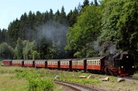 Drei Annen Hohne: BR 99 236 mit Zug vom Brocken (2012) Nach der Einstellung des Betriebes auf der Eisfeld ‑ Schönbrunner Strecke gelangten auch die Lokomotiven 99 222 (bereits 1966), 99 231, 99 235, 99 236 und  99 237 in den Harz. In einigen Details mussten diese Maschinen verändert werden. Der Grund hierfür besteht in den engen Bögen der Harzstrecken. Anfang der 70er Jahre erfolgte eine Umnummerierung der Lokomotiven. Aus der 99 236 wurde die 99 7236 usw. Dies wurde im Laufe der Jahre teilweise wieder rückgängig gemacht.    3annen-br99236-vom brocken-DSC 0453  Drei Annen Hohne: BR 99 236 mit Zug vom Brocken (2012) Nach der Einstellung des Betriebes auf der Eisfeld ‑ Schönbrunner Strecke gelangten auch die Lokomotiven 99 222 (bereits 1966), 99 231, 99 235, 99 236 und  99 237 in den Harz. In einigen Details mussten diese Maschinen verändert werden. Der Grund hierfür besteht in den engen Bögen der Harzstrecken. Anfang der 70er Jahre erfolgte eine Umnummerierung der Lokomotiven. Aus der 99 236 wurde die 99 7236 usw. Dies wurde im Laufe der Jahre teilweise wieder rückgängig gemacht.  --> : Harzer Schmalspurbahnen, HSB, Manfred Detzner, Speyer, Bahnhof, Empfangsgebäude, Bhf, Bf, Drei Annen Hohne, Drei-Annen-Hohne, Dampflok, BR 99 236, 99 236