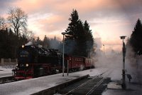 Drei Annen Hohne: BR 99 7241-5 (2007) Abendzug aus Wernigerode    3annen-br997241-5-links-zug-02  Drei Annen Hohne: BR 99 7241-5 (2007) Abendzug aus Wernigerode  --> : Harzer Schmalspurbahnen, HSB, Manfred Detzner, Speyer, Bahnhof, Empfangsgebäude, Bhf, Bf, Drei Annen Hohne, Drei-Annen-Hohne, Dampflok, BR 99 7241-5, 99 7241-5