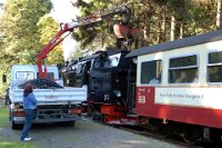 Drei Annen Hohne: BR 99 7243-1 (2006) Da an diesem Tag ein Extra-Zug gefahren wurde, war eine Hilfsbekohlung nötig.    dreiannen-hohne-br997243-1-schraeghinten-hilfsbekohlung-01  Drei Annen Hohne: BR 99 7243-1 (2006) Da an diesem Tag ein Extra-Zug gefahren wurde, war eine Hilfsbekohlung nötig.  --> : Harzer Schmalspurbahnen, HSB, Manfred Detzner, Speyer, Bahnhof, Empfangsgebäude, Bhf, Bf, Drei Annen Hohne, Drei-Annen-Hohne, Dampflok, BR 99 7243-1, 99 7243-1, Bekohlung