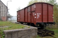 Hasselfelde: Wagen 02-75-9 G der DR auf Rollwagen an der Laderampe (2006)    hasselfelde-gueterwagen-auf-rollwagen-an-rampe-01  Hasselfelde: Wagen 02-75-9 G der DR auf Rollwagen an der Laderampe (2006)  --> : Harzer Schmalspurbahnen, HSB, Manfred Detzner, Speyer, Bahnhof, Empfangsgebäude, Bhf, Bf, Hasselfelde, Rollwagen, Wagen 02-75-9 G, DR, Laderampe