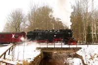 Nähe Steinerne Renne auf der Brücke über die Holtemme in der Bielsteinchausse: BR 99 7240-7 im Schneegestöber (2018-02-15)    526A1953 bruecke holtemme bielsteinchausse 99 7240-7  Nähe Steinerne Renne auf der Brücke über die Holtemme in der Bielsteinchausse: BR 99 7240-7 im Schneegestöber (2018-02-15)  -->