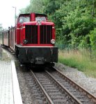 Bf Lauterbach-Mole - Lok V51 901 mit Personenzug auf dem Dreischienengleis (07/2001) Die Maschine ist seit 1999 hauptsächlich für den Verkehr auf dem Dreischienengleis zwischen Putbus und Lauterbach-Mole im Einsatz.  Lokdaten: Die Lokomotiven der Baureihe 99.77–79 der Deutschen Reichsbahn sind Neubaulokomotiven mit 750 mm Spurweite, die für die Schmalspurbahnen Sachsens gebaut worden sind. DB Baureihe: V51 - Achsfolge: B'B'-dh - Hersteller: Gmeinder & Co, Mosbach - Baujahr: 1964    DSCN0286  Bf Lauterbach-Mole - Lok V51 901 mit Personenzug auf dem Dreischienengleis (07/2001) Die Maschine ist seit 1999 hauptsächlich für den Verkehr auf dem Dreischienengleis zwischen Putbus und Lauterbach-Mole im Einsatz.  Lokdaten: Die Lokomotiven der Baureihe 99.77–79 der Deutschen Reichsbahn sind Neubaulokomotiven mit 750 mm Spurweite, die für die Schmalspurbahnen Sachsens gebaut worden sind. DB Baureihe: V51 - Achsfolge: B'B'-dh - Hersteller: Gmeinder & Co, Mosbach - Baujahr: 1964  --> : Rügensche Kleinbah, RüKB, Rasender Roland, Putbus, Manfred Detzner, Speyer, V51, Lauterbach-Mole