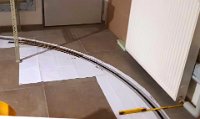 In Originalgröße ein Plot der Kurve vor der Eingangstüre: Die Bogenweiche auf dem Boden ist die  Weiche auf der  Hängebrücke, Ausbaustufe 1 . (03.01.2021)    2021-01-03 16.33.15  In Originalgröße ein Plot der Kurve vor der Eingangstüre: Die Bogenweiche auf dem Boden ist die  Weiche auf der  Hängebrücke, Ausbaustufe 1 . (03.01.2021)  -->